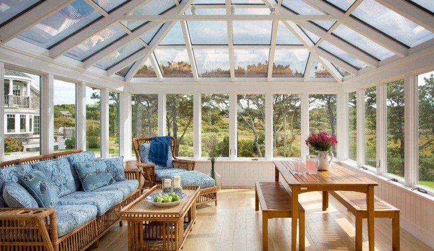 מרפסת מרווחת עם ריהוט עץ מרפסת מרווחת עם ריהוט עץ