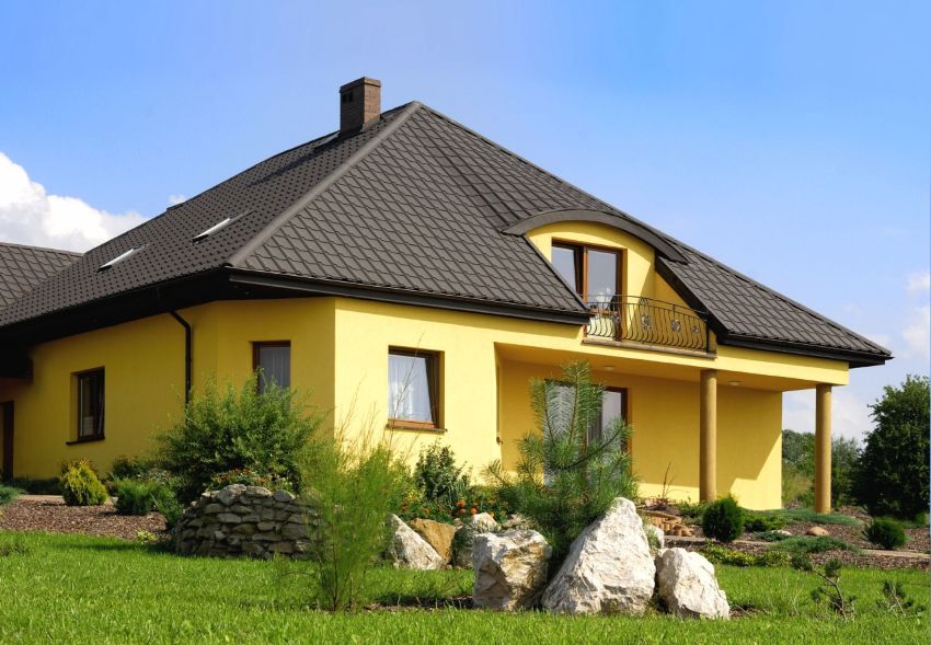 גג הבית מכוסה באריחי מתכת גג הבית מכוסה באריחי מתכת