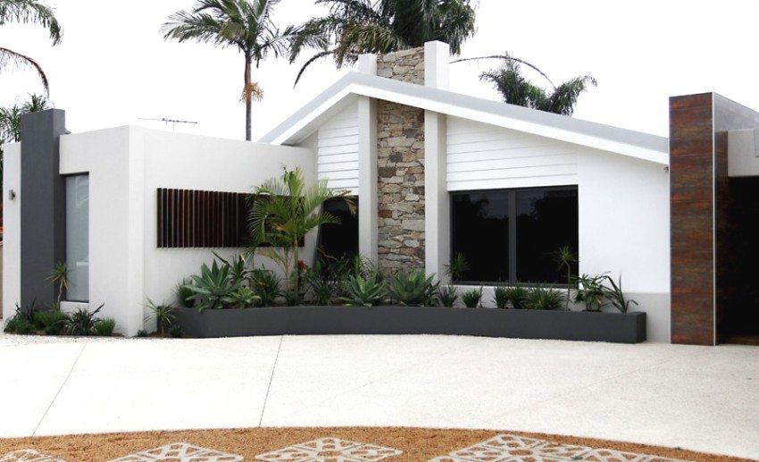 Bordura dintre ferestre este decorată cu piatră naturală Bordura dintre ferestre este decorată cu piatră naturală