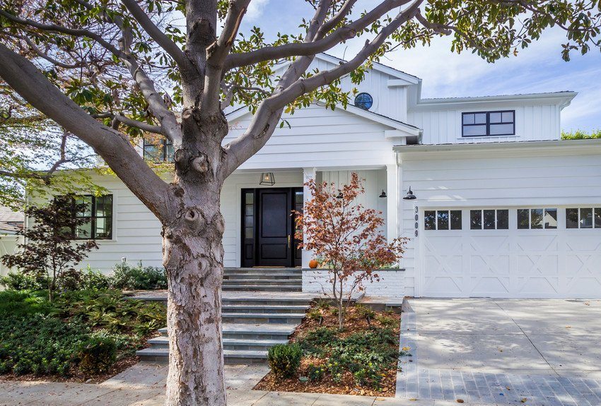 Fațada unei case private este învelită cu siding de vinil Fațada unei case private este învelită cu siding de vinil