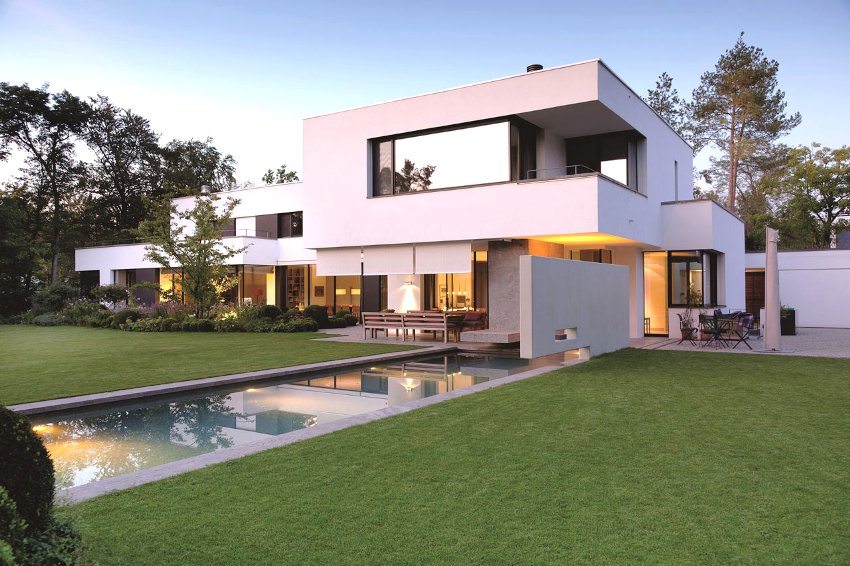 Fațadă tencuită și pictată a unei case de țară cu două etaje Fațadă tencuită și pictată a unei case de țară cu două etaje