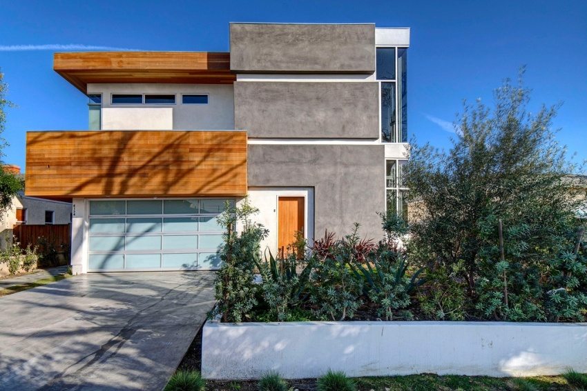 Pereții casei sunt căptușiți cu panouri de fațadă Pereții casei sunt căptușiți cu panouri de fațadă