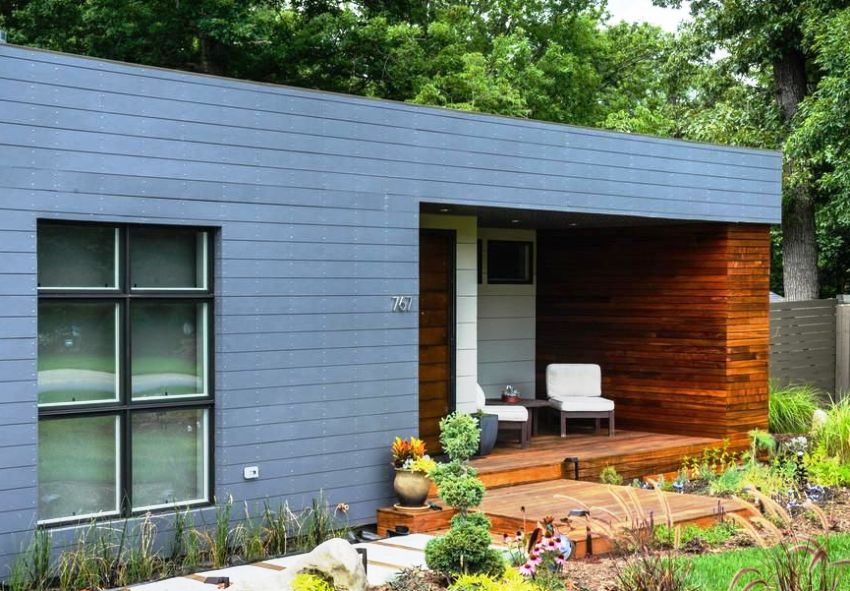 Veranda av tre for et lite privat hus Veranda av tre for et lite privat hus