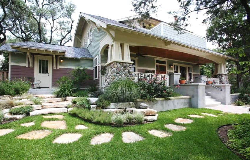 De viktigste og ekstra verandaene i huset er laget i samme stil. De viktigste og ekstra verandaene i huset er laget i samme stil.