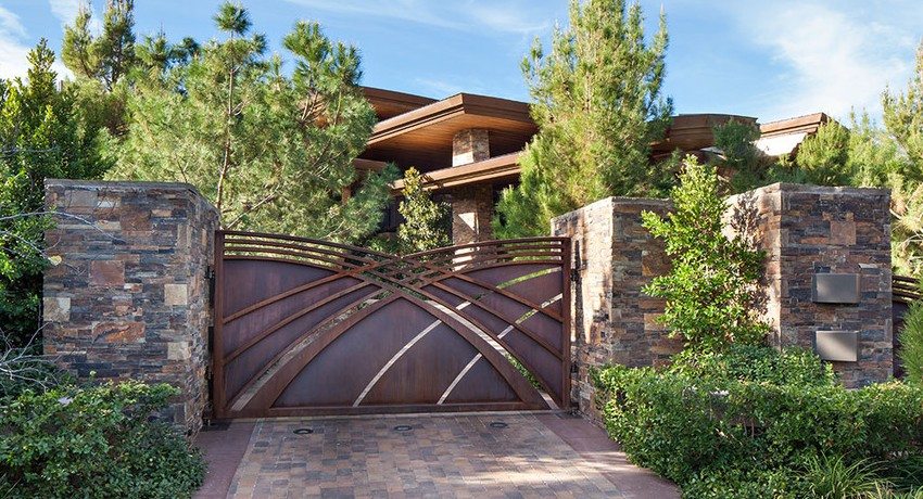 Porten er et slags visittkort til et privat hus Portenhet for et privat hus. Bilder av mulige alternativer