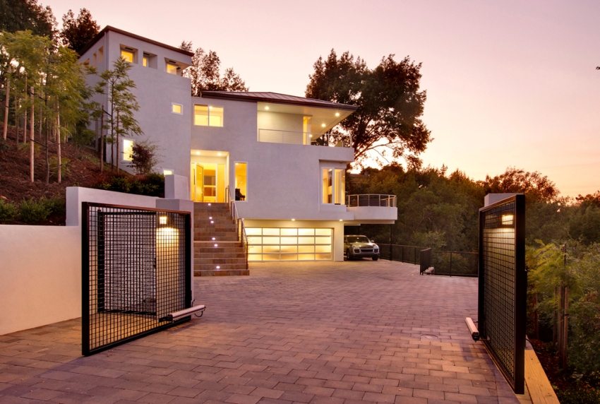 Moderne svingporter i metall Portenhet for et privat hus. Bilder av mulige alternativer