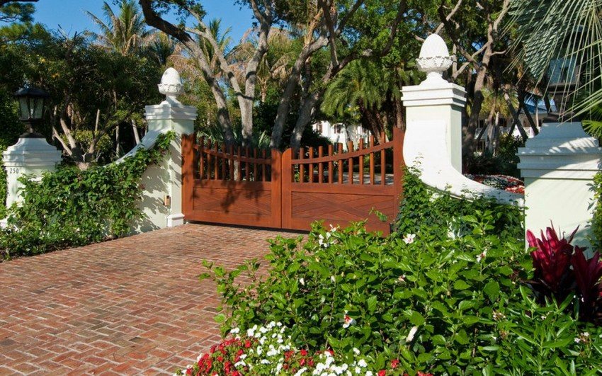 Inngangsport av tre Portenhet for et privat hus. Bilder av mulige alternativer