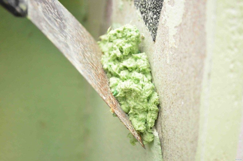 Memohon kertas dinding cecair dengan spatula Memohon kertas dinding cecair dengan spatula