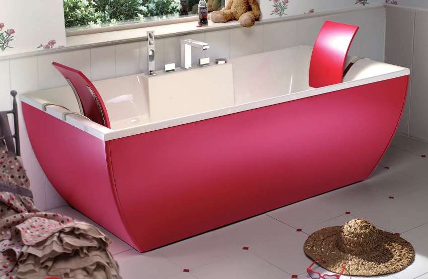 Вана с горещо розов пластмасов екран Вана с горещо розов пластмасов екран