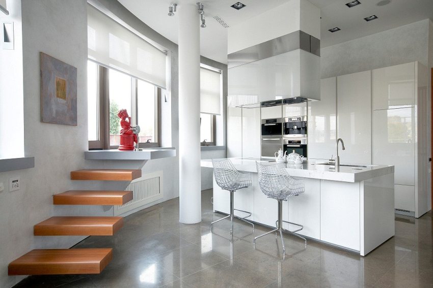 Moderne design av et hvitt kjøkken ved hjelp av en bardisk Moderne design av et hvitt kjøkken ved hjelp av en bardisk