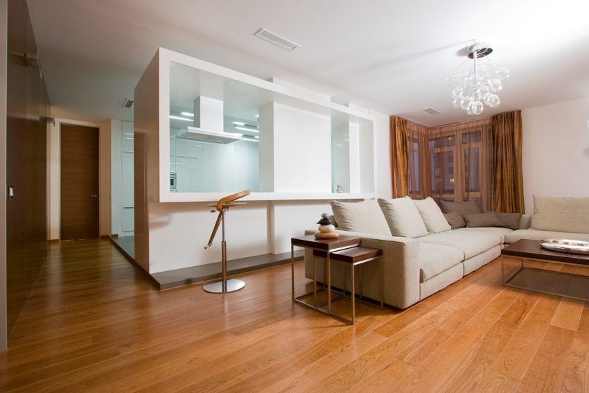 Det er en bardisk i den delvis demonterte veggen mellom rommene Det er en bardisk i den delvis demonterte veggen mellom rommene