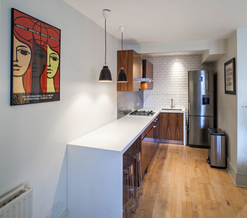 Benkeplaten renner ut i en bardisk som kan brukes som spisebord Benkeplaten renner ut i en bardisk som kan brukes som spisebord