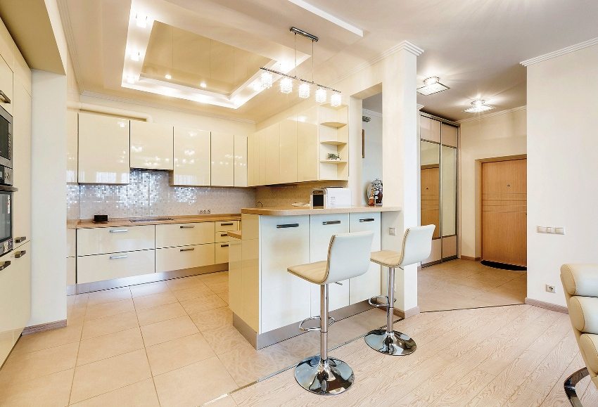 Bardisken skiller visuelt kjøkkenområdet fra stuen Bardisken skiller visuelt kjøkkenområdet fra stuen