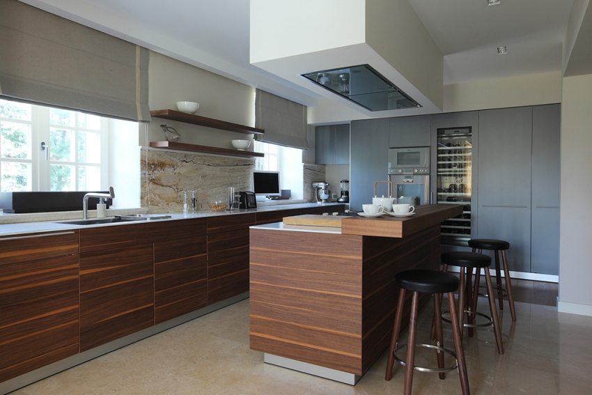 Det er en bar på den ene siden av kjøkkenøya Det er en bar på den ene siden av kjøkkenøya