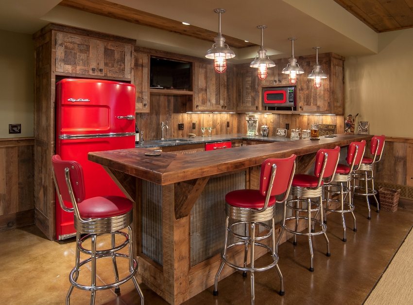 Kreativ kjøkkendesign med en massiv benk og komfortable barstoler Kreativ kjøkkendesign med massiv benk og komfortable barstoler