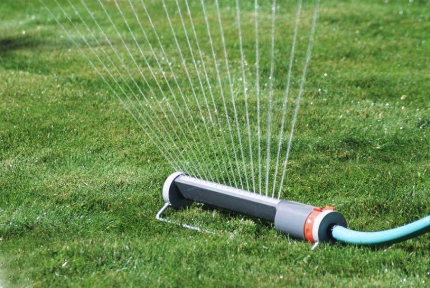 Поливане на тревата Поливане на тревата