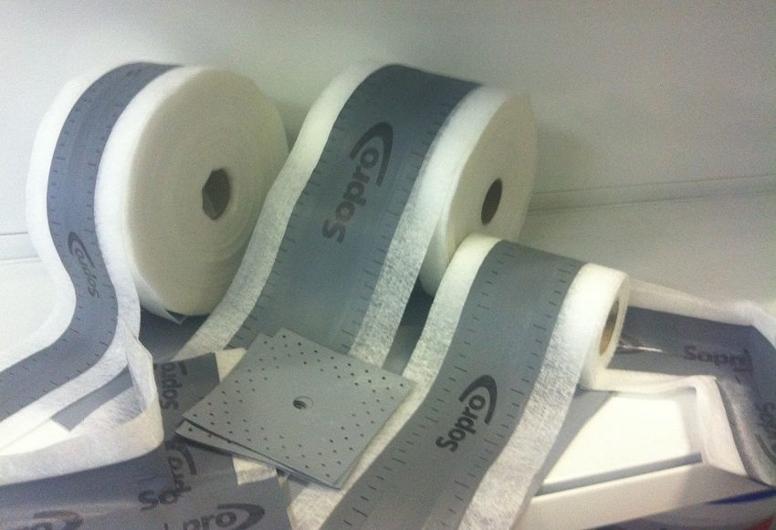 Уплътняващата хидроизолационна лента се използва за увеличаване на надеждността на хидроизолационното покритие в точките на напрежение: равнинни фуги, компенсатори Уплътняващата хидроизолационна лента се използва за увеличаване на надеждността на хидроизолационното покритие в точките на напрежение: равнинни фуги, компенсатори