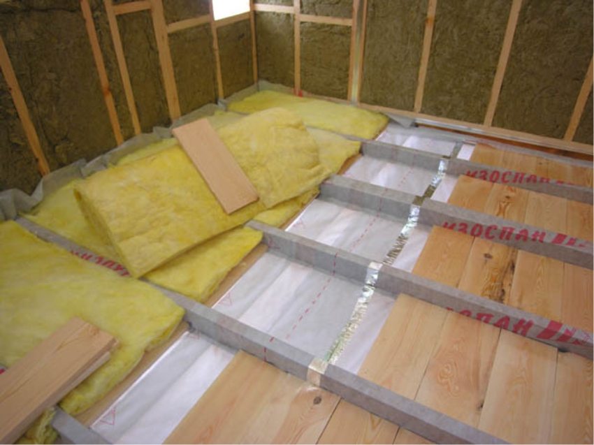 La pel·lícula Izospan es col·loca sota aïllament damunt dels troncs de fusta La pel·lícula Izospan es col·loca sota aïllament damunt dels troncs de fusta