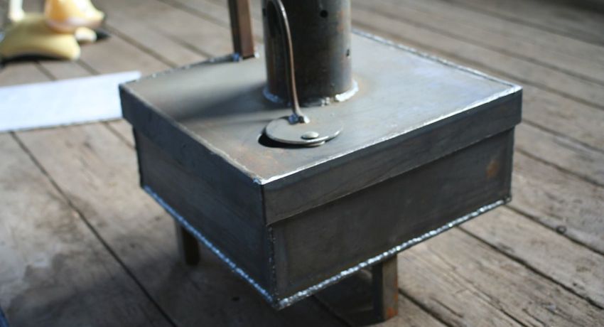 כדי לחסוך בחימום חדר שירות קטן, אתה יכול לבנות תנור עשה זאת בעצמך לעבודה כיצד להכין תנור עשה זאת בעצמך לצורך אימון מחומרי גרוטאות