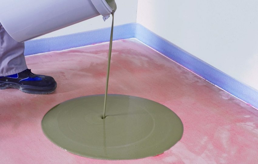 La solució autonivellant de la regla s’estén sota el seu propi pes i omple totes les irregularitats i la seva superfície es torna absolutament horitzontal La solució autonivellant de la regla s’estén sota el seu propi pes i omple totes les irregularitats i la seva superfície es torna absolutament horitzontal