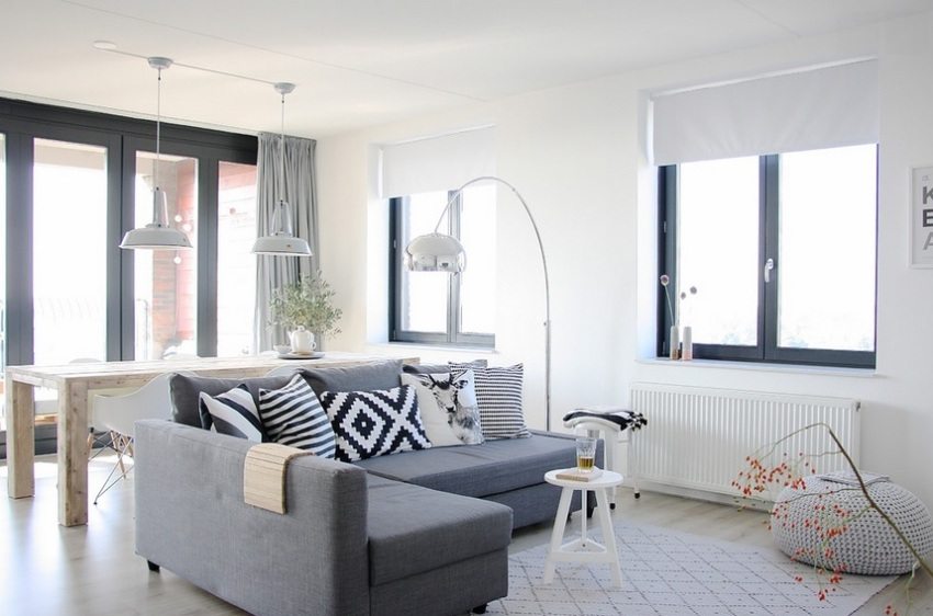 סוללת פלדה בחלק הפנימי של סלון מודרני סוללת פלדה בחלק הפנימי של סלון מודרני