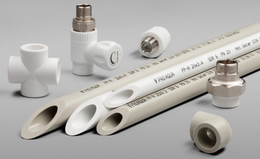 Ulike diametre av polypropylenrør og koblingsbeslag til dem Ulike diametre av polypropylenrør og koblingsbeslag til dem