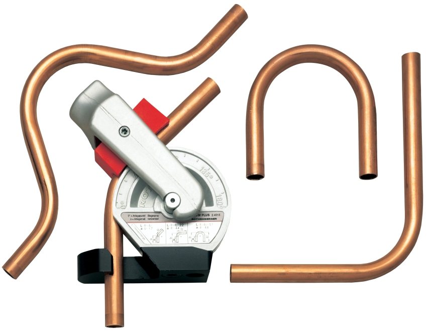 Du kan bøye et kobberrør ved hjelp av et spesialverktøy - en rørbøyer Du kan bøye et kobberrør ved hjelp av et spesialverktøy - en rørbøyer