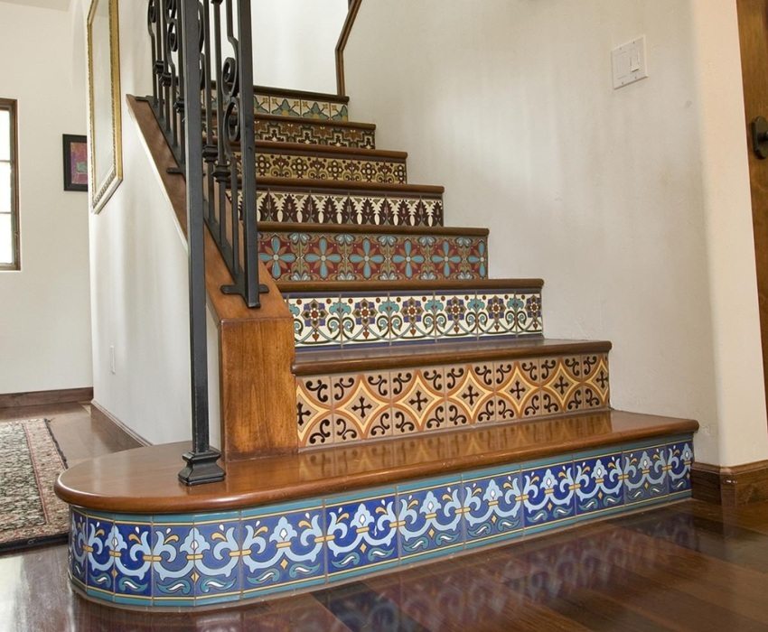The steps of the concrete staircase are decorated with tiled tiles The steps of the concrete staircase are decorated with tiled tiles