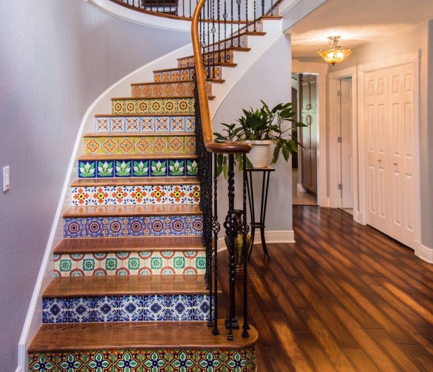 The steps are tiled with ceramic tiles The steps are tiled with ceramic tiles