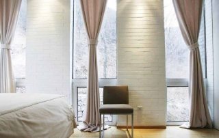 Lereng sendiri pada tingkap plastik yang dipasang: arahan video dan pemasangan