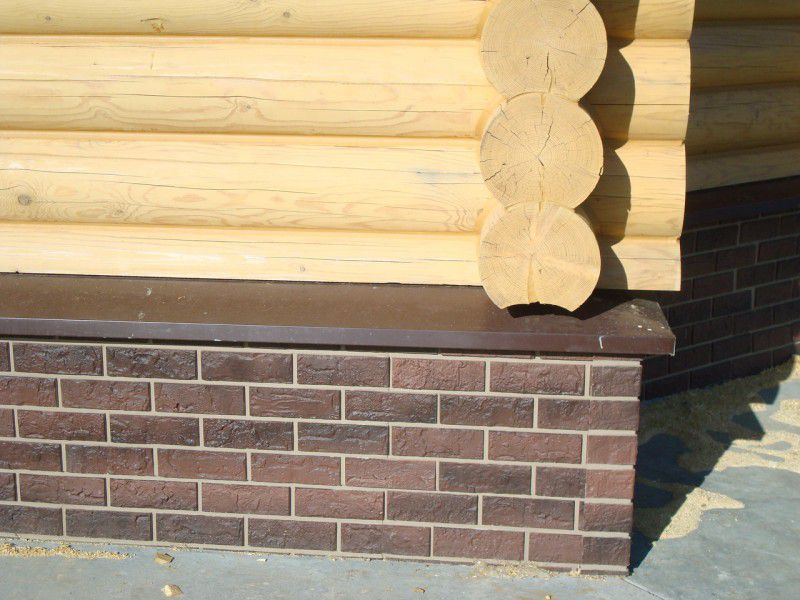 Metaludstrømning til kælderen af fundamentet af et træhus Metaludstrømning til kælderen af fundamentet af et træhus