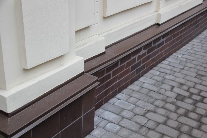 Sokkelen står over for klinksten og suppleres med en metal ebbe Soklen står over for klinksten og suppleres med en metaludvask