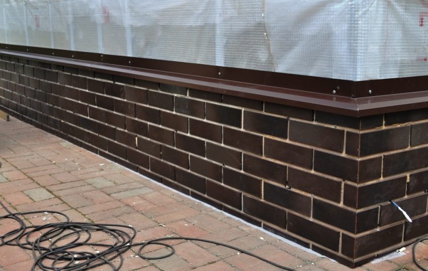 Ebben skal installeres inden den dekorative efterbehandling af facadekælderen Ebben skal installeres inden den dekorative efterbehandling af facadekælderen