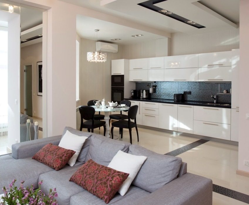 הסינר במטבח עשוי בצבע כחול כהה מנוגד הסינר במטבח עשוי בצבע כחול כהה מנוגד