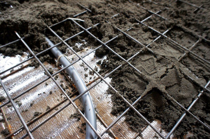 Използване на метода на полусуха замазка за подреждане на подгряван с вода под Използване на метода на полусуха замазка за подреждане на топъл под с вода