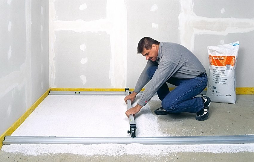 Mép trên của băng giảm chấn phải mở rộng trên bề mặt của lớp hoàn thiện láng nền khô Mép trên của băng giảm chấn phải mở rộng trên bề mặt của lớp hoàn thiện láng nền khô