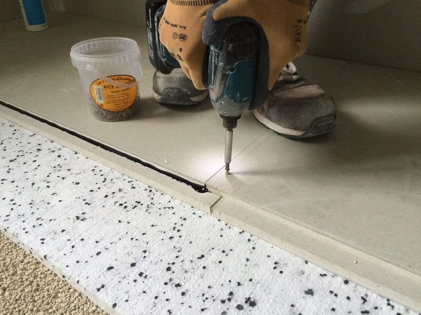 Các tấm sợi thạch cao của lớp trên cùng của lớp láng khô được gắn bằng keo và cố định chắc chắn bằng Các tấm sợi thạch cao của lớp trên cùng của lớp láng khô được gắn bằng keo và cố định chắc chắn bằng