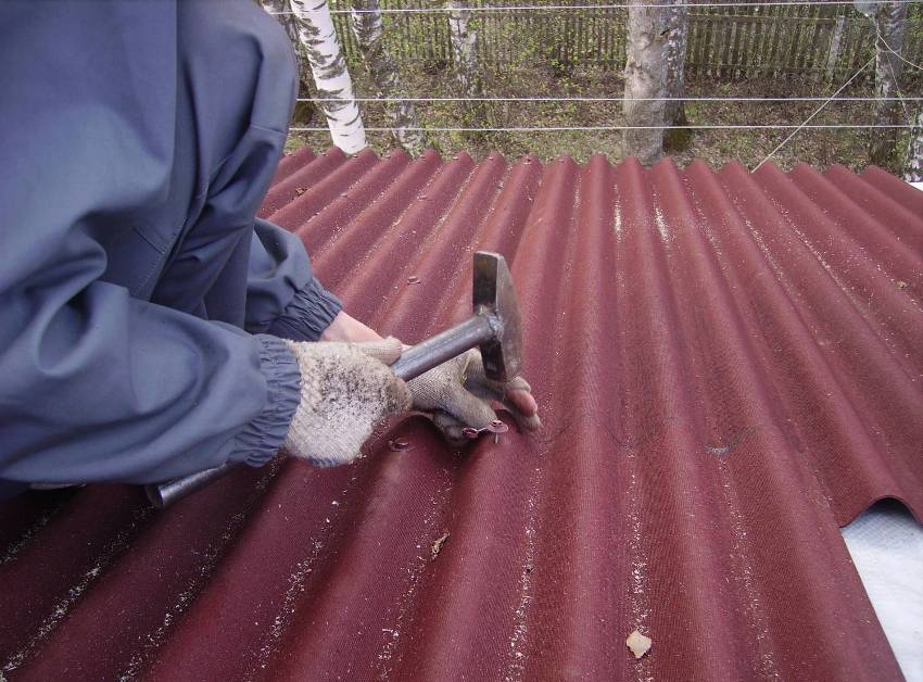Po položení a zaistení prvého radu ondulínových plátov môžete začať s ukladaním druhého radu Po položení a zafixovaní prvého radu ondulínových plátov môžete začať s ukladaním druhého radu