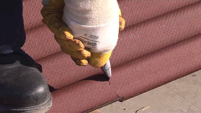 Ondulin je mäkký materiál, dá sa ľahko krájať stavebným nožom. Nie je také ťažké vyrobiť strechu z ondulínu vlastnými rukami. Ondulin je mäkký materiál, dá sa ľahko krájať stavebným nožom. Nie je také ťažké vyrobiť strechu z ondulínu vlastnými rukami.