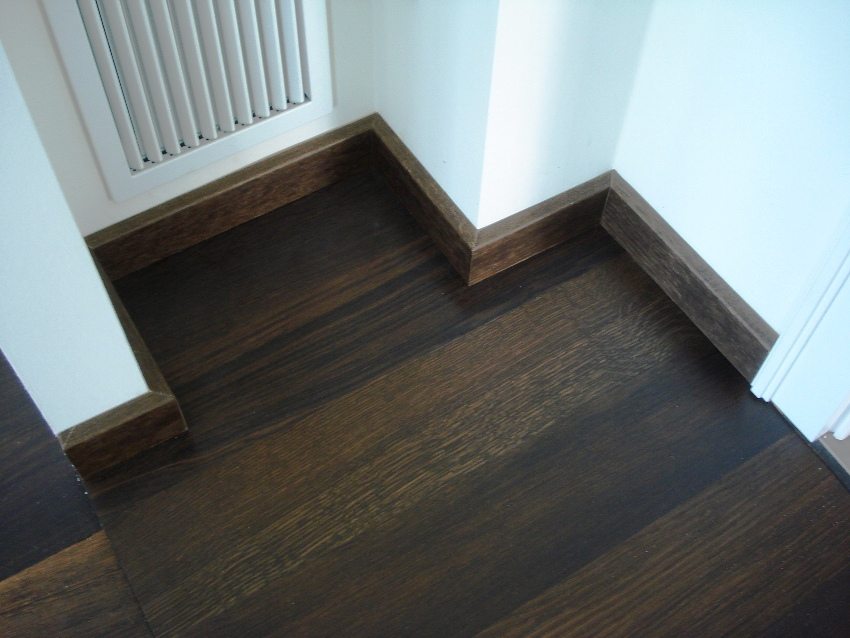 Bred sokkel av tre Bred sokkel av tre