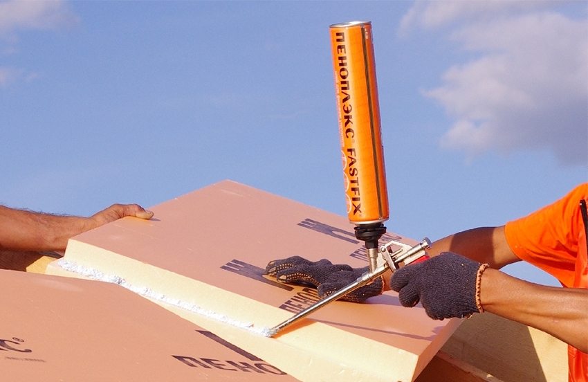 Aplicarea lipiciului de asamblare pe plăcile de spumă Aplicarea lipiciului de asamblare pe plăcile de spumă