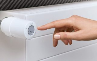 Thermostat für einen Heizkörper in den Systemen verschiedener Häuser