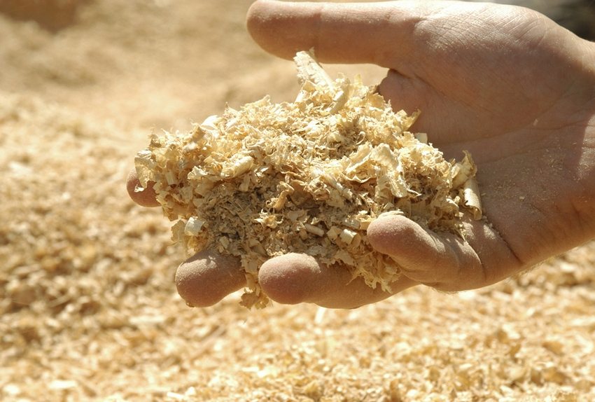 Ang paggamit ng sup o maliit na chips ay isang mabisang at madaling gawin sa kapaligiran na paraan upang ma-insulate ang kisame Ang paggamit ng sup o maliit na chips ay isang mabisang at madaling gawin sa kapaligiran na paraan upang ma-insulate ang kisame