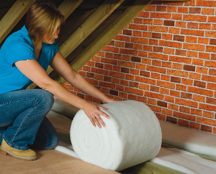 Ang proseso ng pagkakabukod ng kisame ng mineral wool mula sa gilid ng attic Ang proseso ng pagkakabukod ng kisame ng mineral wool mula sa gilid ng attic