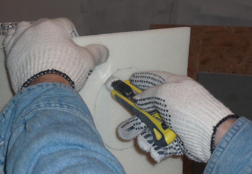 Kommunikasjonshullene i skummet kan enkelt kuttes med en skarp kniv Kommunikasjonshullene i skummet kan enkelt kuttes med en skarp kniv