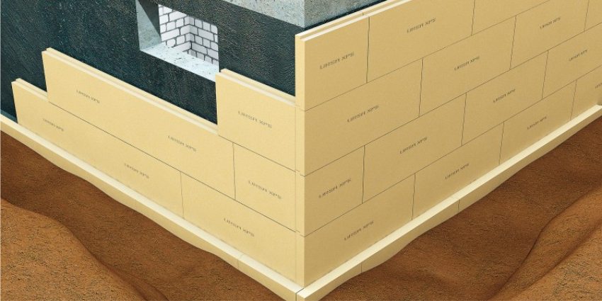 Styrofoam-ark er stablet i rutemønster slik at skjøtene i neste rad ikke sammenfaller med den forrige Styrofoam-ark er stablet i rutemønster slik at skjøtene i neste rad ikke sammenfaller med den forrige