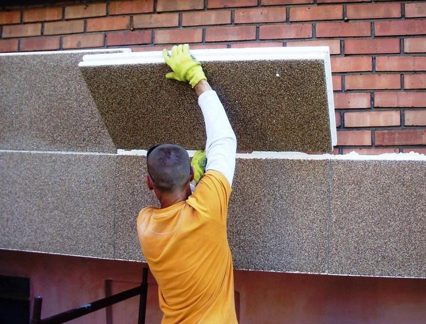 Varmeisolasjon av huset ved å vende mot fasadeplater basert på skum Varmeisolasjon av huset ved å vende mot fasadeplater basert på skum