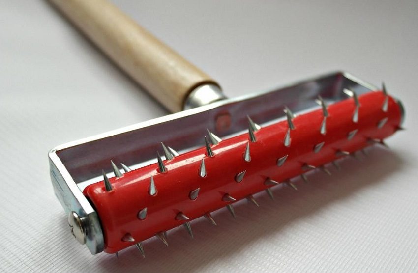 Pentru o mai bună aderență, plăcile netede din spumă sunt rulate cu o rolă cu ac Pentru o mai bună aderență, plăcile netede din spumă sunt rulate cu o rolă cu ac