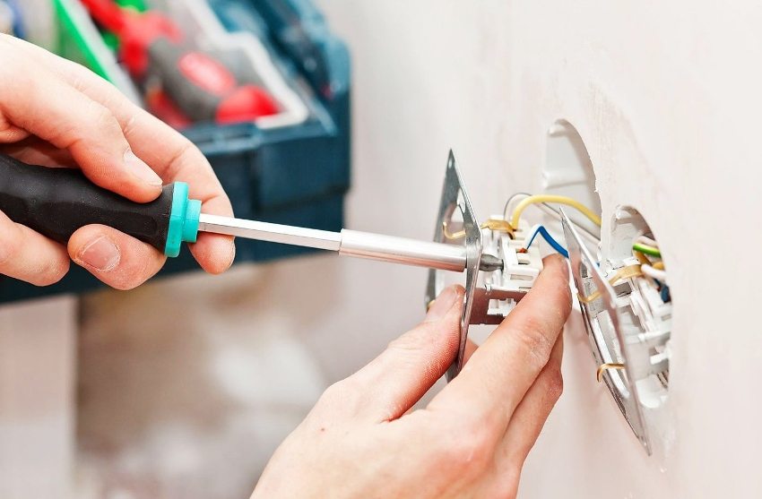 Lắp đặt ổ cắm với các tiếp điểm nối đất Lắp đặt ổ cắm với các tiếp điểm nối đất