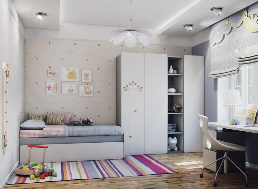 Candelabru și lămpi pe tavan în grădiniță Candelabru și lămpi pe tavan în grădiniță